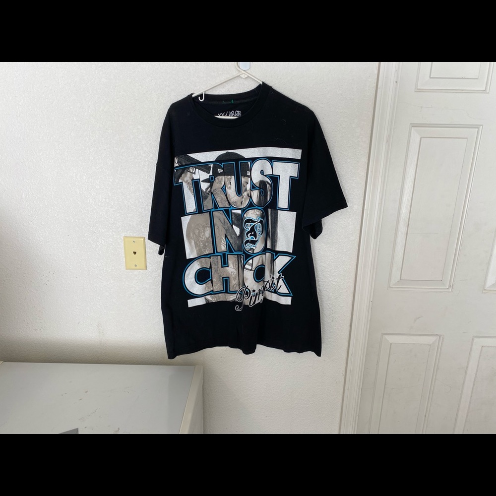 T-Shirt - Picture 1 of 3